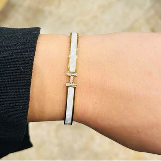 Pulsera dorada con detalles de nácar