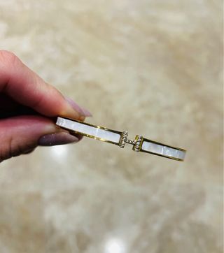 Pulsera dorada con detalles de nácar