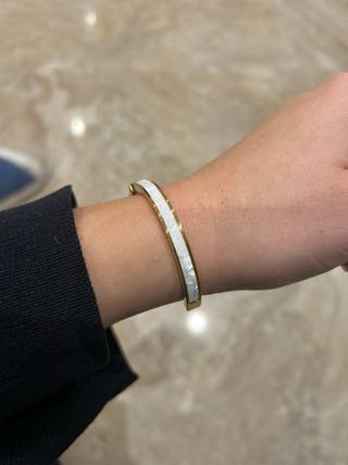 Pulsera dorada con detalles de nácar