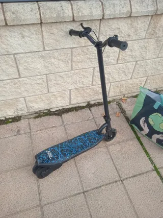 Patinete Eléctrico Negro tiene cargador