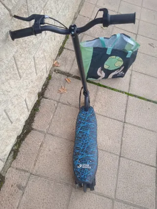 Patinete Eléctrico Negro tiene cargador