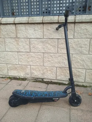 Patinete Eléctrico Negro tiene cargador