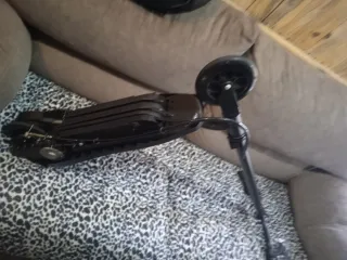 Patinete Eléctrico Negro tiene cargador