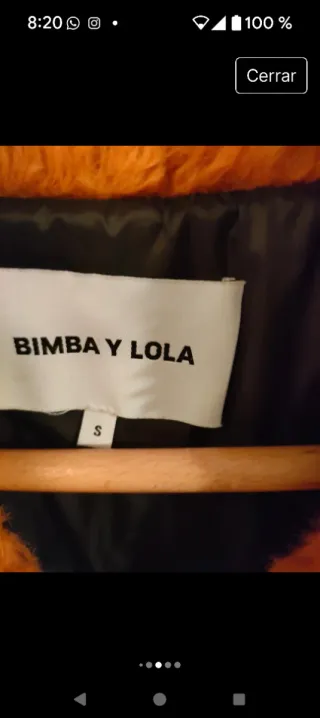 Abrigo chaleco Bimba y Lola de plumas rojo