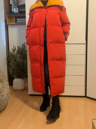 Abrigo chaleco Bimba y Lola de plumas rojo