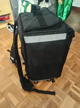 Mochila negra de reparto isotérmica