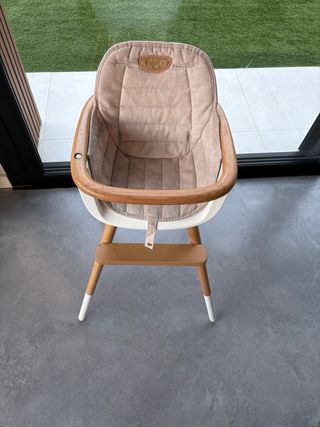 Trona de madera y tela beige OVO.