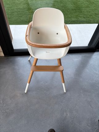 Trona de madera y tela beige OVO.