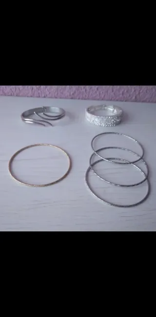 Confezione di braccialetti