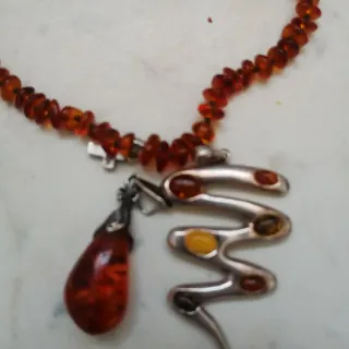 Lotto collana ambra e 2 ciondoli ambra e argento
