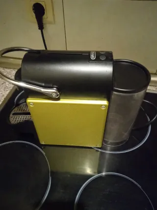 Cafetera DeLonghi Negra y Dorada