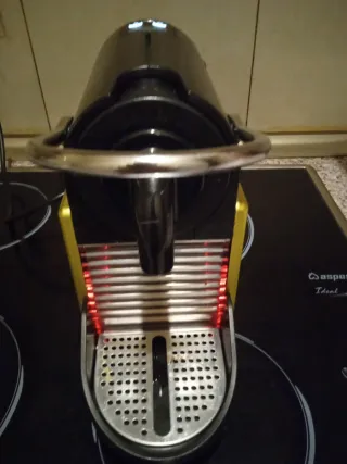 Cafetera DeLonghi Negra y Dorada