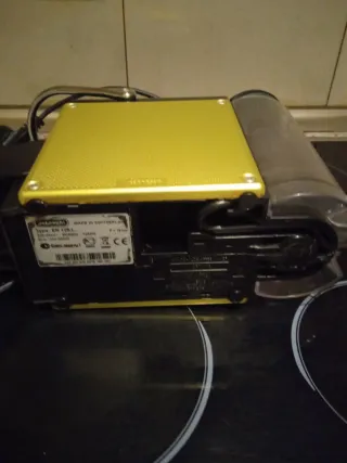 Cafetera DeLonghi Negra y Dorada