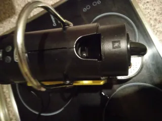 Cafetera DeLonghi Negra y Dorada