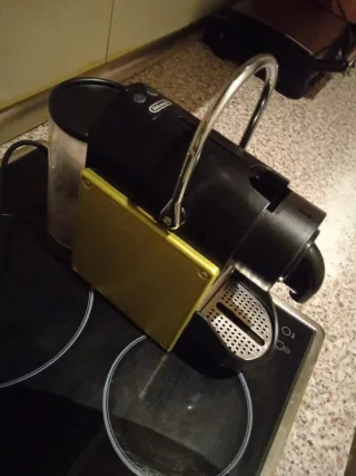 Cafetera DeLonghi Negra y Dorada