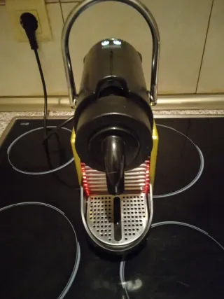 Cafetera DeLonghi Negra y Dorada