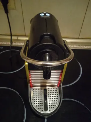 Cafetera DeLonghi Negra y Dorada