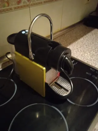 Cafetera DeLonghi Negra y Dorada