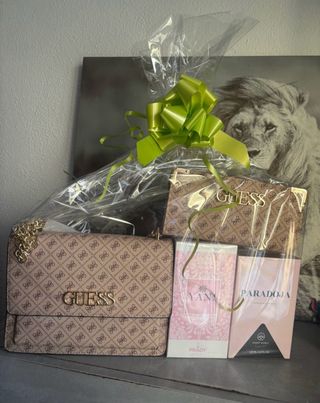 Cesto regalo con borse e profumi