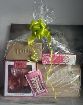 Cesto regalo con borse e profumi