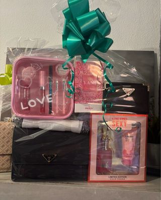 Cesto regalo con borse e profumi