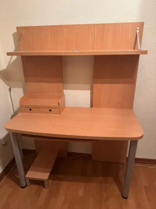 Escritorio de madera con balda y cajonera