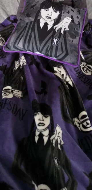 Cojín y Manta Miércoles Addams