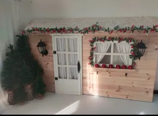 Porche nevado de madera para sesiones fotográficas