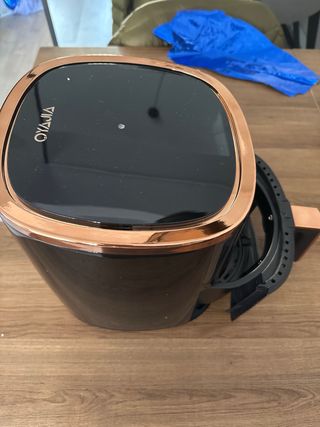 Freidora de aire negra con detalles cobre