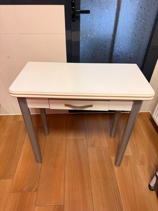 Mesa de cocina tipo libro blanca y patas grises