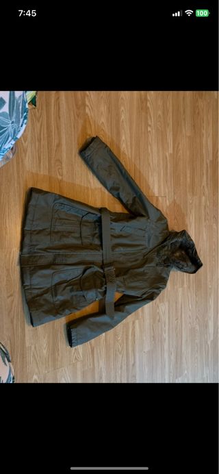 Abrigo mujer verde militar con cinturón