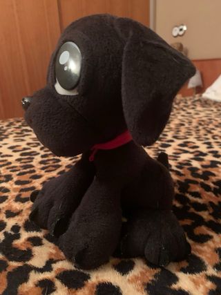 Perro de peluche negro ojos grandes