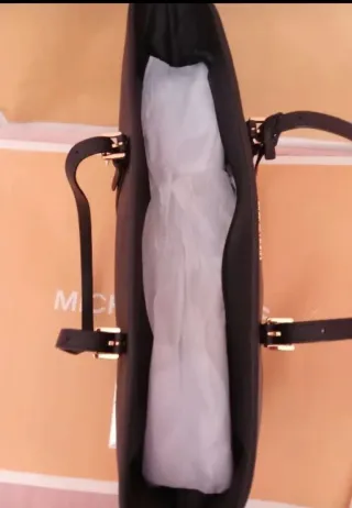 Borsa tote Michael Kors nera con dettagli oro