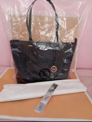 Borsa tote Michael Kors nera con dettagli oro