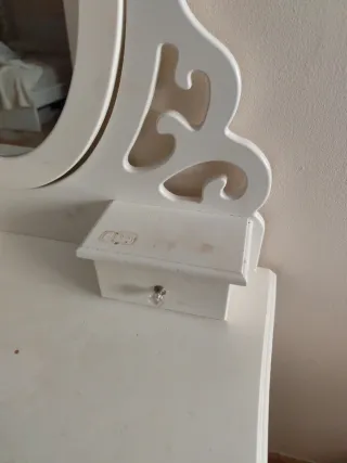 Tocador blanco con espejo ovalado medidas: 74x40