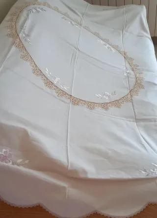 Tovaglia rotonda ricamata con pizzo + 8 tovaglioli