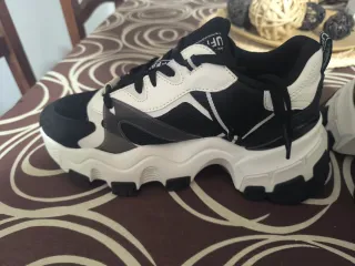 Zapatos Buffalo Plataforma Negros y Blancos 38