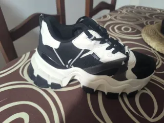 Zapatos Buffalo Plataforma Negros y Blancos 38