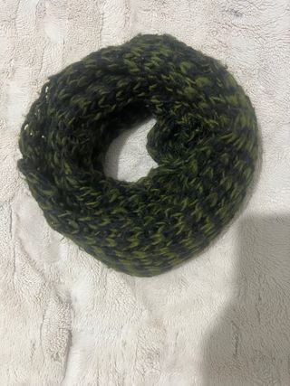 Bufanda de cuello verde y negra tejida