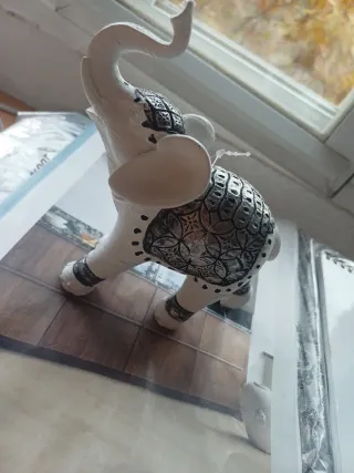 Figura de cerámica de elefante blanco