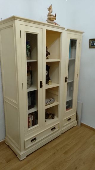 Mueble de madera y cristal beige