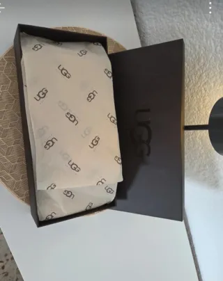 Conjunto UGG Gorro y Guantes Piel Marrón