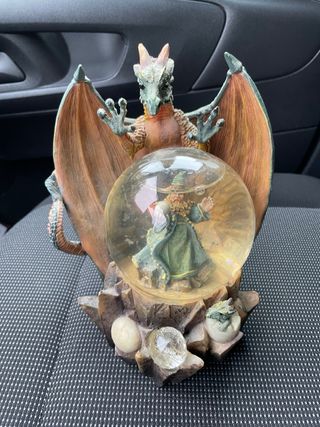 Figura dragón con mago y huevo