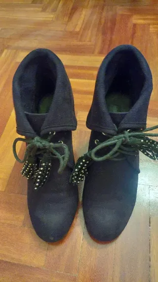 Botines cuña antelina Nº 38