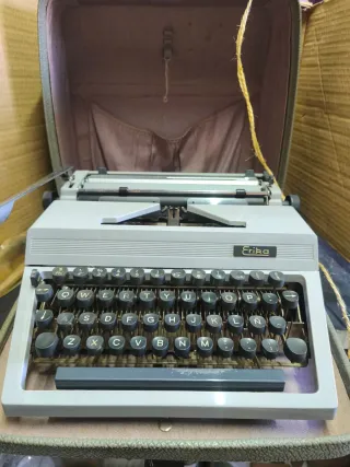 Máquina de escribir antigua Erika