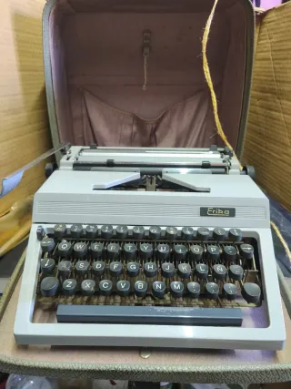 Máquina de escribir antigua Erika