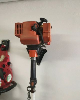 Soporte Pared para Desbrozadora