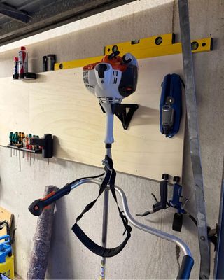 Soporte Pared para Desbrozadora