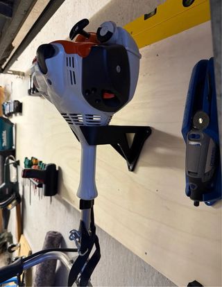 Soporte Pared para Desbrozadora