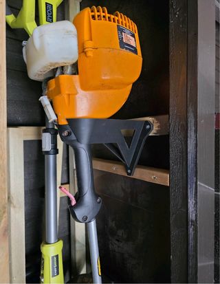 Soporte Pared para Desbrozadora